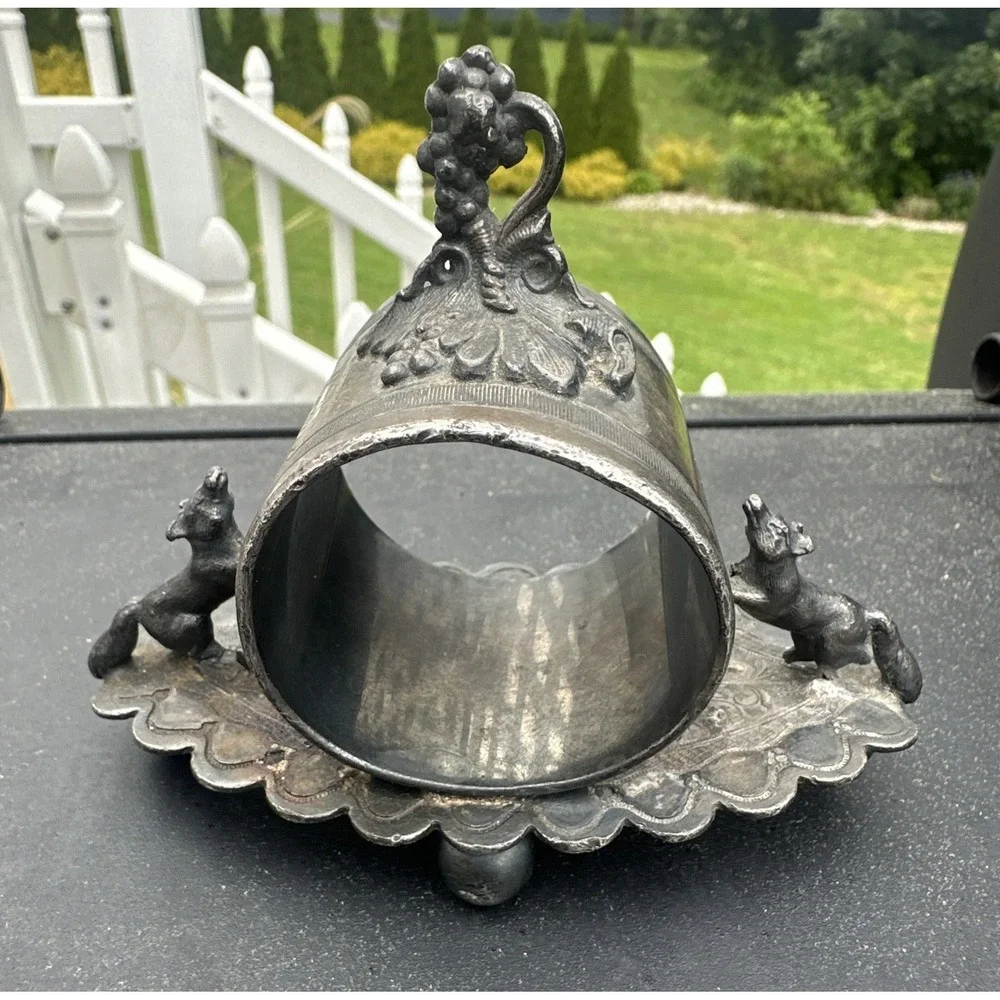 ANTIQUE VICTORIAN WILCOX SILVERPLATE NAPKIN RING FOXES